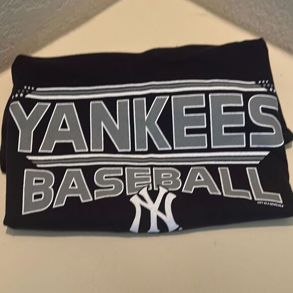 New York Yankees Women’s Size M Logo Tee Shirt Navy Blue Official MLB Merch NWT - Picture 2 of 8